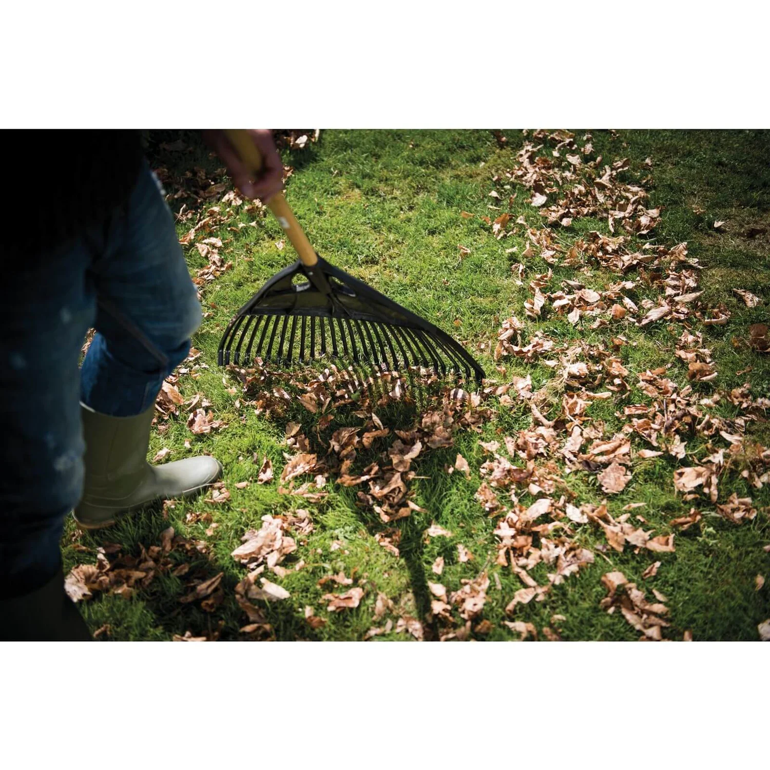 Fiskars Leaf Garden Rake - Extra Large 6 Fiskars Leaf Garden Rake - Extra Large - Image 4