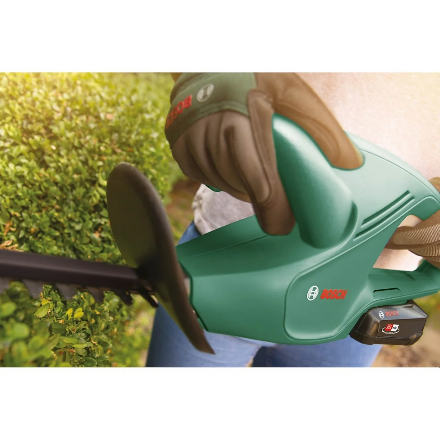 Bosch EasyHedgeCut 18-45 Hedge Trimmer 12 Bosch EasyHedgeCut 18-45 Hedge Trimmer - Image 10