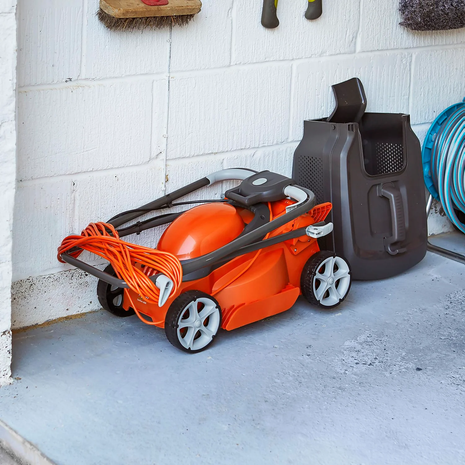 Flymo 1200W EasiStore 300R Electric Lawn Mower - 30cm 9 Flymo 1200W EasiStore 300R Electric Lawn Mower - 30cm - Image 7