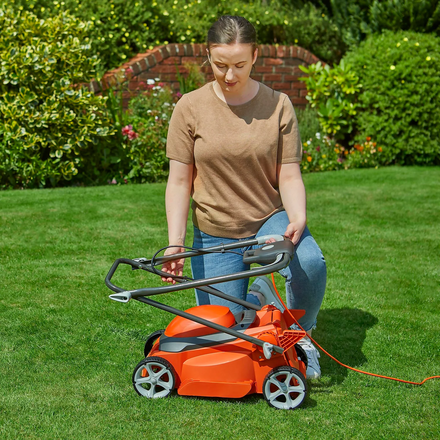 Flymo 1200W EasiStore 300R Electric Lawn Mower - 30cm 7 Flymo 1200W EasiStore 300R Electric Lawn Mower - 30cm - Image 5