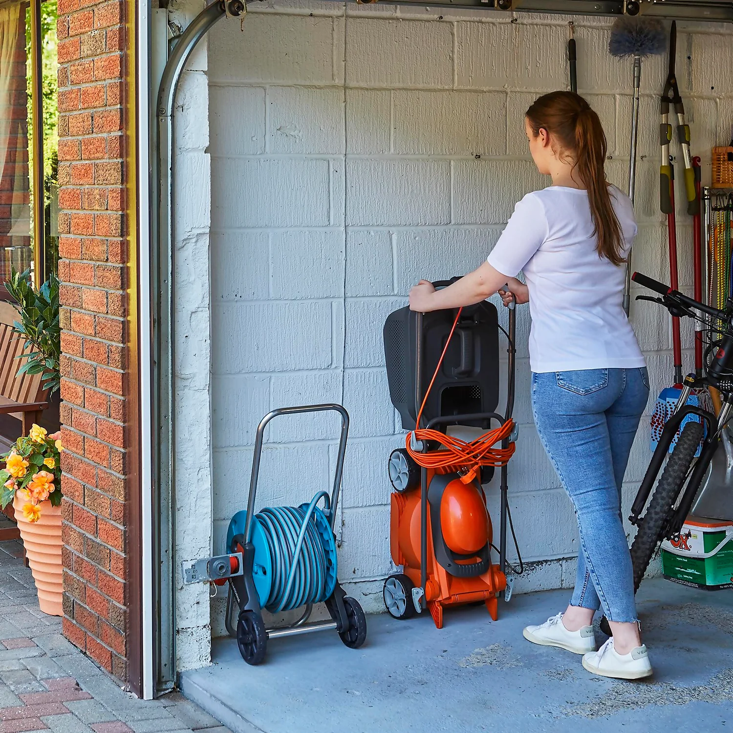 Flymo 1200W EasiStore 300R Electric Lawn Mower - 30cm 5 Flymo 1200W EasiStore 300R Electric Lawn Mower - 30cm - Image 3