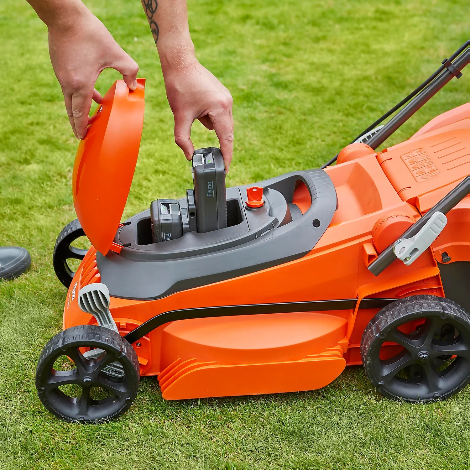 Flymo 20V SimpliStore 340R Li Cordless Mower - 30cm 4 Flymo 20V SimpliStore 340R Li Cordless Mower - 30cm - Image 2